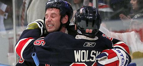eský hokejista New Yorku Rangers Václav Prospal (vlevo) slaví v NHL jeden ze dvou gól do sít Bostonu Bruins