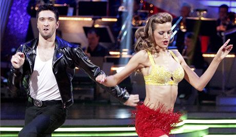 Americká televizní tanení sout Dancing with the Stars: modelka Petra Nmcová s tanením partnerem.