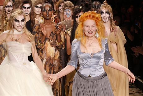 Nvrhka Vivienne Westwoodov v Pai s modelkami, kter pedvedly jej novou kolekci podzim/zima 2011.