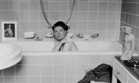 Snímek z Life, který fotografku svtov proslavil, nafotil paradoxn její kolega David E. Schermann, kdy ji v roce 1945 zachytil pi koupeli v mnichovském byt Adolfa Hitlera.