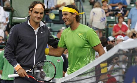 Roger Federer (vlevo) a Rafael Nadal