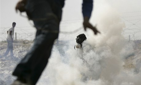 Palestinci utíkají ped slzným plynem (ilustraní foto)
