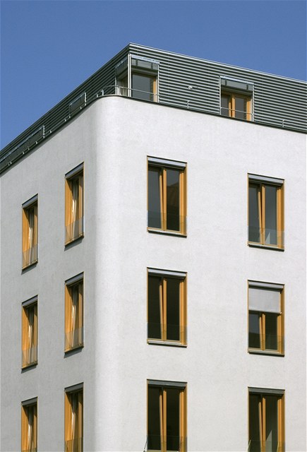 lenn bytov novostavby respektuje pvodn parcelaci, barevnost zase vychz z okolnch staveb. Dm se okol vymyk pouze svmi devnmi okny.