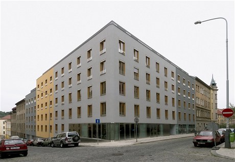 lenní bytové novostavby respektuje pvodní parcelaci, barevnost zase vychází z okolních staveb. Dm se okolí vymyká pouze svými devnými okny.
