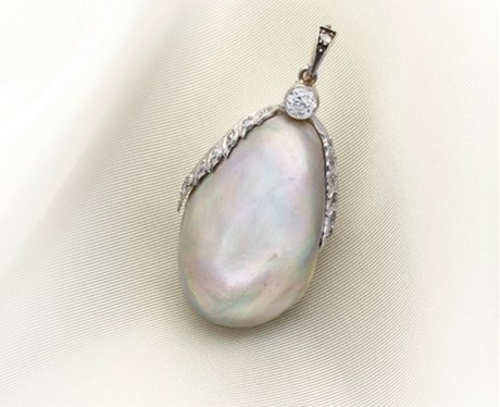 Šedesátikarátová perla ve tvaru kapky a se stříbrným nádechem je jedna z největších, jaká byla zatím z moře vylovena.