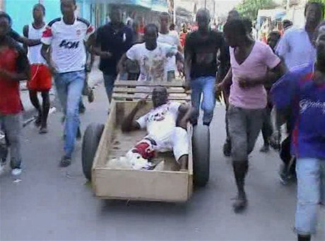 Televizn� z�b�ry post�elen�ho p��znivce demokraticky zvolen�ho prezidenta Alassane Ouattara. (31.3.2011) 