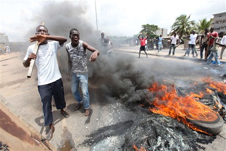 Odprci sporného prezidenta Laurenta Gbagba demonstrují v Abidanu (3.3. 2011).