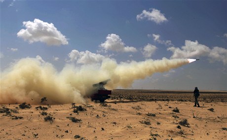 Rebelové útoí na Kaddáfího jednotky nedaleko ropného pístavu Briga