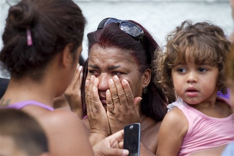 Lidé jsou šokováni útokem ve škole v Rio de Janeiru. 