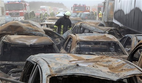 Písená boue na severu Nmecka zpsobila hromadnou dopravní nehodu na dálnici.. 