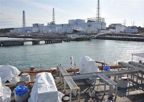 Japonská jaderná elektrárna Fukuima plánuje vypustit tuny kontaminované vody do oceánu.