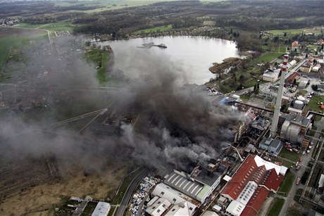 Obrovský poár zachvátil podnik na zpracování plast v Chropyni na Kromísku