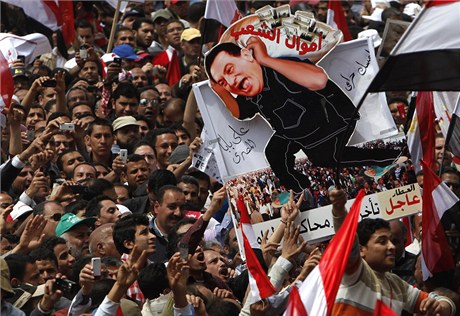 Ranami obuk a stelbou do vzduchu rozehnali egyptt vojci demonstraci stovek lid v centru Khiry