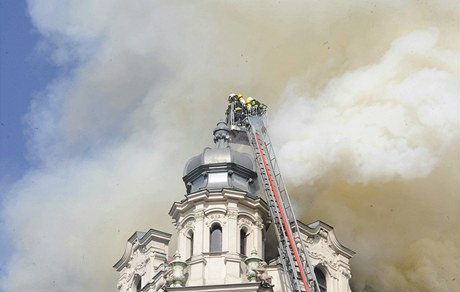 V Křižovnické ulici v centru Prahy začala 9. dubna odpoledne hořet střecha domu.