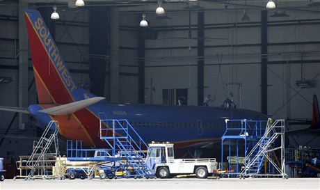 V pátek na palubě Boeingu 737 společnosti Southwest Airlines letícího z Phoenixu do Sacramenta v Kalifornii nastala náhlá dekomprese. Příčina poškození trupu letounu není podle společnosti zatím známá.