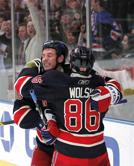 Český hokejista New Yorku Rangers Václav Prospal (vlevo) slaví v NHL jeden ze dvou gólů do sítě Bostonu Bruins