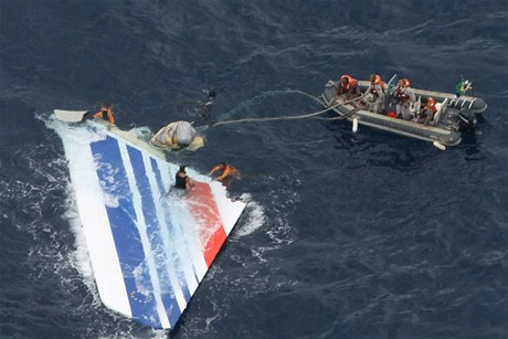 Snímek z 8. ervna 2009. Záchranái na míst katastrofy