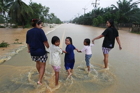 Zplavy v Thajsku: lid krej jednou ze zatopench ulic.