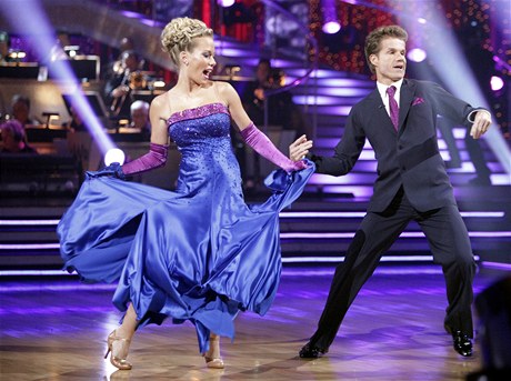 Americk televizn tanen sout Dancing with the Stars: bval ptelkyn zakladatele pnskho asopisu Playboy Kendra Wilkonson s tanenm partnerem.