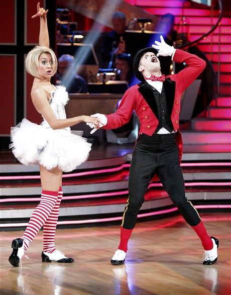 Americk televizn tanen sout Dancing with the Stars: hereka Chelsea Kane s tanenm partnerem.