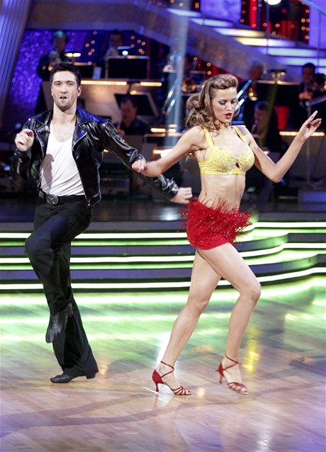 Americká televizní tanení sout Dancing with the Stars: modelka Petra Nmcová s tanením partnerem.