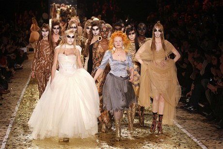 Nvrhk Vivienne Westwoodov v Pai s modelkami, kter pedvedly jej novou kolekci podzim/zima 2011.