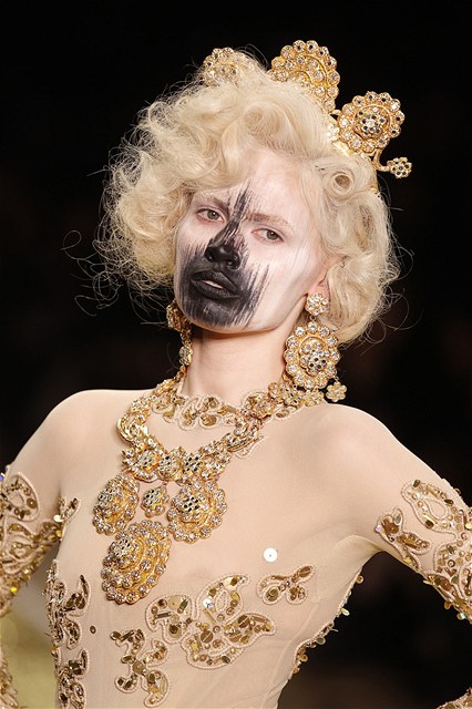 Model Vivienne Westwoodové z kolekce podzim/zima 2011. 