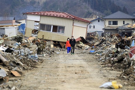 Japonsko ti týdny po zemtesení: pár se prochází mstem Kesennuma, které zniilo zemtesení a vlna tsunami.