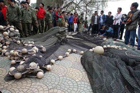 Záchranáři odchytávali v hanojském jezeře legendární želvu, přihlížely tomu tisíce lidí.