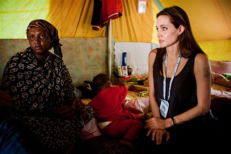 Hereka Angelina Jolie v uprchlickém táboe se enou, která utekla ped boji v Libyi.