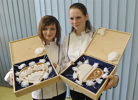Studentky ze Vsetna Aneta Malkov (vpravo) a Marie Kolnkov ukazuj pernkov srdce, kter vyrobily pro svatbu britskho prince Williama.