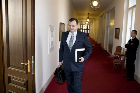 Premiér Petr Neas pichází na jednání vlády.