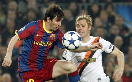 Lionel Messi (vlevo) a Tomáš Hubschman