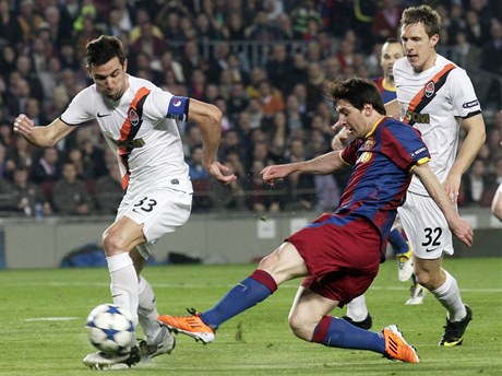 Barcelona - achtar Donck (zleva: Dario Srna, Lionel Messi)