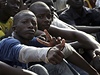 Lidé podporující mezinárodn uznávaného prezidenta Ouattaru poslouchají projev jeho ministra Sora