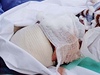 Zdravotníci pomáharjí zrannému, kterého do tuniského Sfaxu pivezla turecká lo.