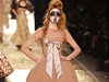 Modelka pedvádí v Paíi novou kolekci návrháky Vivienne Westwoodové.