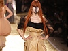 Modelka pedvádí v Paíi novou kolekci návrháky Vivienne Westwoodové.