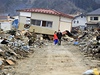 Japonsko ti týdny po zemtesení: pár se prochází mstem Kesennuma, které zniilo zemtesení a vlna tsunami.