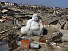 Japonsko ti týdny po zemtesení: socha Buddhy v troskách msta Sendai.