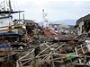 Japonsko ti týdny po zemtesení: socha Svobody stojí neporuen v toskách msta Ishinomaki..