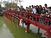 Záchranái odchytávali v hanojském jezee legendární elvu, pihlíely tomu tisíce lidí.