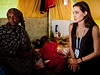 Herečka Angelina Jolie v uprchlickém táboře se ženou, která utekla před boji v Libyi.