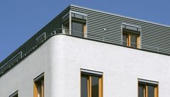 �len�ní bytové novostavby respektuje p�vodní parcelaci, barevnost zase vychází z okolních staveb. D�m se okolí vymyká pouze svými d�ev�nými okny.