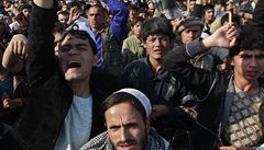 Rozzuření Afghánci zabili 13 pracovníků OSN, dva sťali