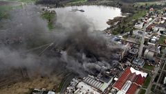 Továrna hoří už dva dny, hasiče ohrozil výbuch