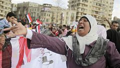 Ranami obuk a stelbou do vzduchu rozehnali egypttí vojáci demonstraci stovek lidí v centru Káhiry