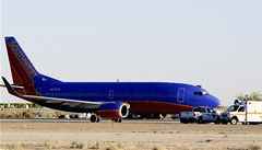 V ptek na palub Boeingu 737 spolenosti Southwest Airlines letcho z Phoenixu do Sacramenta v Kalifornii nastala nhl dekomprese. Pina pokozen trupu letounu nen podle spolenosti zatm znm.