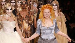 Návrháka Vivienne Westwoodová v Paíi s modelkami, které pedvedly její novou kolekci podzim/zima 2011.