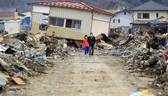 Japonsko ti týdny po zemtesení: pár se prochází mstem Kesennuma, které zniilo zemtesení a vlna tsunami.